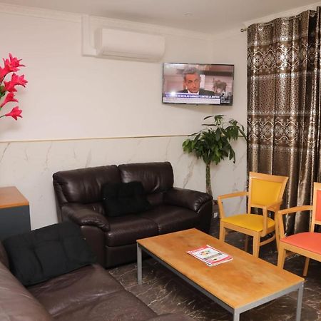 Hotel Le Privilege La Courneuve Luaran gambar