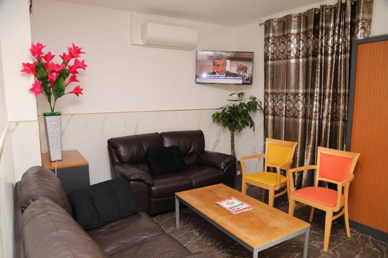 Hotel Le Privilege La Courneuve Luaran gambar