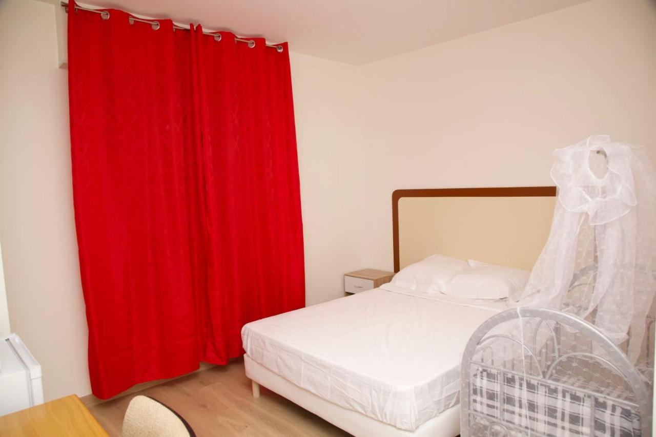 Hotel Le Privilege La Courneuve Luaran gambar